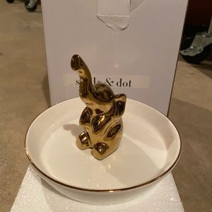 Elephant ring holder